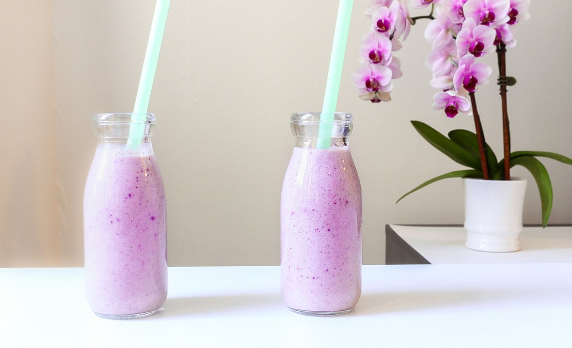 This simple, vegan, gluten-free and refined sugar-free wild blueberry (also called bilberry) and lavender smoothie takes less than 5 minutes to prepare. Delicious & beautiful, made with Arctic Flavors 100% natural wild blueberry powder.