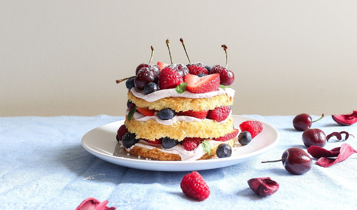 Όμορφη στρώση κέικ με γέμιση κρέμας lingonberry