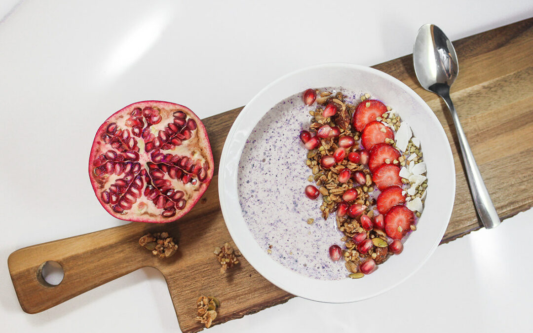 Easy and healthy wild blueberry smoothie bowl, made with Arctic Flavors 100% natural wild blueberry powder